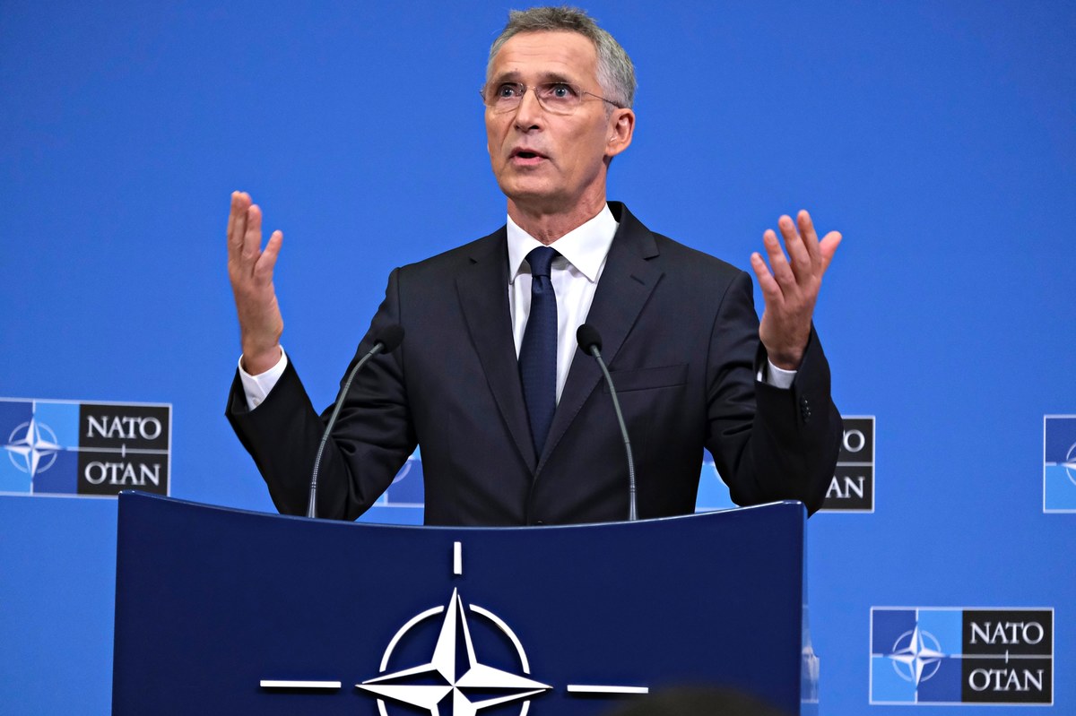 Dopóki trwa wojna, dopóty Ukraina nie będzie mogła przystąpić do NATO - oświadczył w środę w Brukseli sekretarz generalny Sojuszu Jens Stoltenberg. Powtórzył jednocześnie, że przyszłość tego kraju jest w NATO.