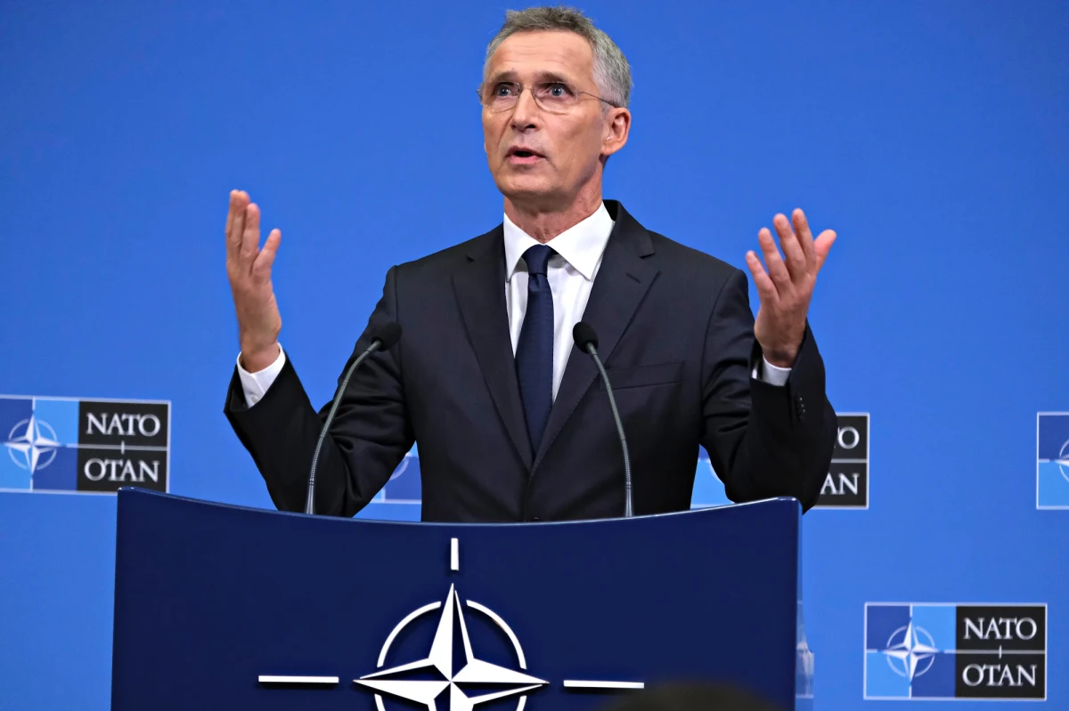 Dopóki trwa wojna, dopóty Ukraina nie będzie mogła przystąpić do NATO - oświadczył w środę w Brukseli sekretarz generalny Sojuszu Jens Stoltenberg. Powtórzył jednocześnie, że przyszłość tego kraju jest w NATO.