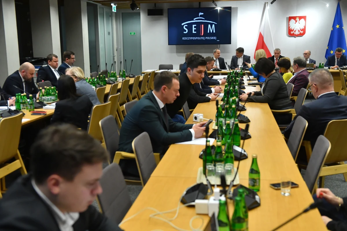 ​Sejmowa komisja administracji i spraw wewnętrznych pozytywnie oceniła w środę senacką uchwałę o odrzuceniu ustawy ws. powołania komisji ds. rosyjskich wpływów. Głosowało za tym 21 członków komisji, 19 było przeciw, nikt nie wstrzymał się od głosu.