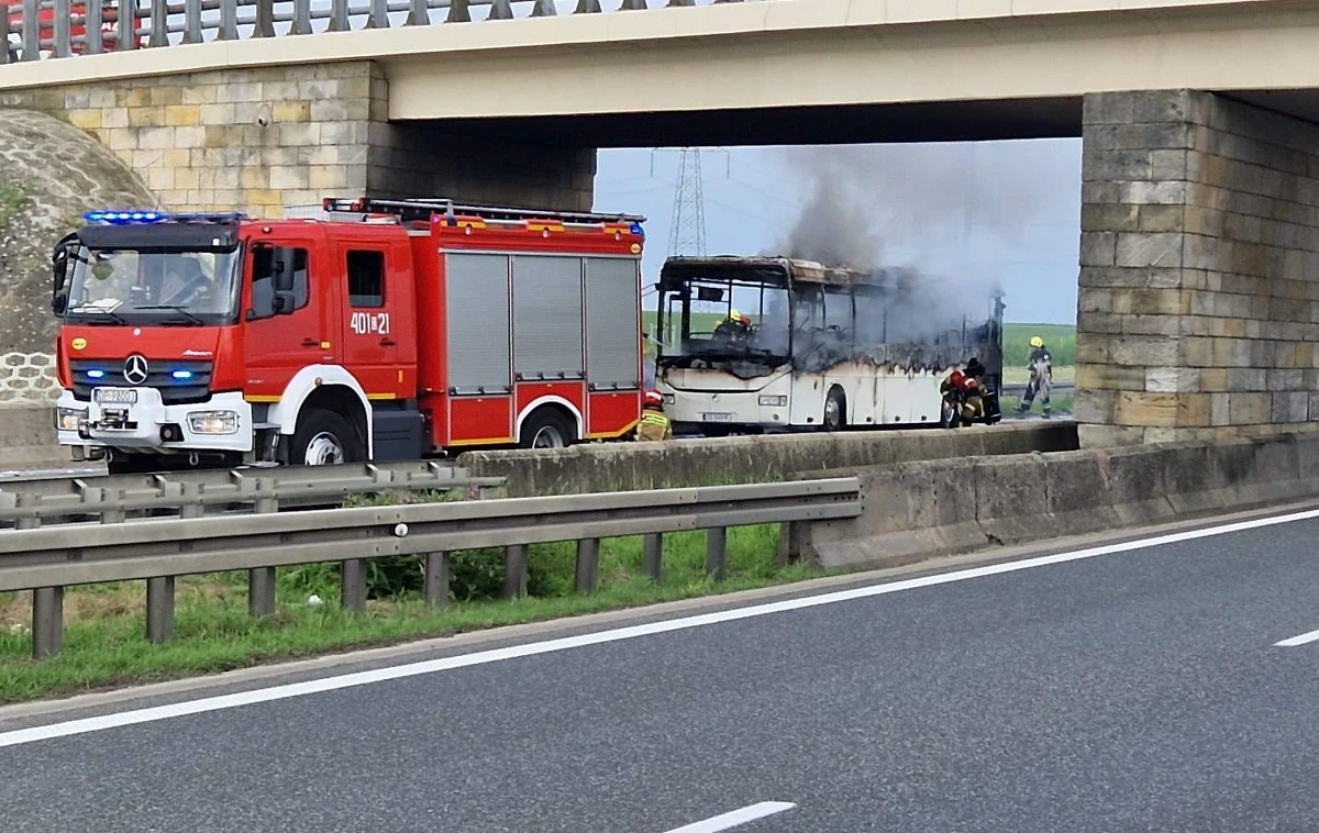Do pożaru autobusu doszło na autostradzie A4 na wysokości miejscowości Czeska Wieś między węzłami Opole Zachód i Brzeg. Z tego powodu na poważne utrudnienia natrafią jadący w kierunku Wrocławia. 
