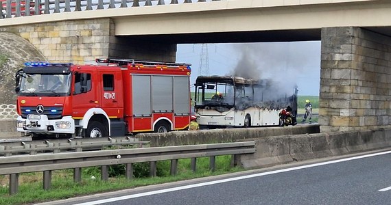 Do pożaru autobusu doszło na autostradzie A4 na wysokości miejscowości Czeska Wieś między węzłami Opole Zachód i Brzeg. Z tego powodu na poważne utrudnienia natrafią jadący w kierunku Wrocławia. 
