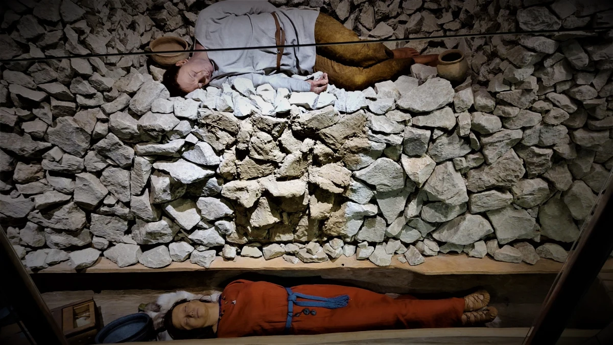 Co powinno być dla mnie ważniejsze: przeszłość czy przyszłość? Zjawiają się kolejne pytania, bardziej szczegółowe: czy mam bardziej patrzeć w przyszłość osobistą, czy też na wspólne z innymi rodakami  szanse, dzielone z nimi nadzieje, a także zagrożenia majaczące na naszym ojczystym horyzoncie? A jeśli mam się nastawić na polską wspólnotę, to jaką? Solidaryzować się ze wszystkimi, czy z wybraną grupą? Nastawić się na sondowanie młodych i podążanie tropami najnowszych tendencji i mód? A może  postępować jak gentleman? Poglądy, zwyczaje i stroje dostroić do tego, co ponadczasowe?      