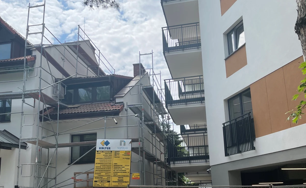 Kilka tygodni po tym, jak minister rozwoju i technologii Waldemar Buda sfotografował się po raz pierwszy na tle placu budowy przy ul. Śródziemnomorskiej 37 - pokazując sztandarowy przykład patodeweloperki - urzędnicy skierowali wniosek o wstrzymanie budowy inwestycji. Bo choć zaczęło się od niesławnych balkonów, przylegających prawie do ściany sąsiedniego budynku, to okazało się, że nieprawidłowości jest o wiele więcej.