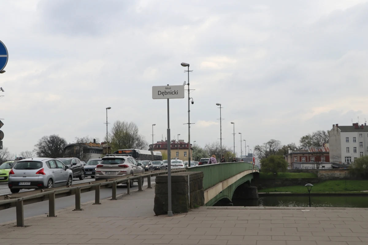 Wybrany został wykonawca remontu Mostu Dębnickiego w Krakowie. Najtańszą ofertę w przetargu - 6,8 mln zł -  złożyła firma "MOST" z Sopotu i jak informuje Urząd Miasta zadeklarowała, że zasadnicze prace zrealizuje w terminie krótszym niż pierwotnie zakładano. 