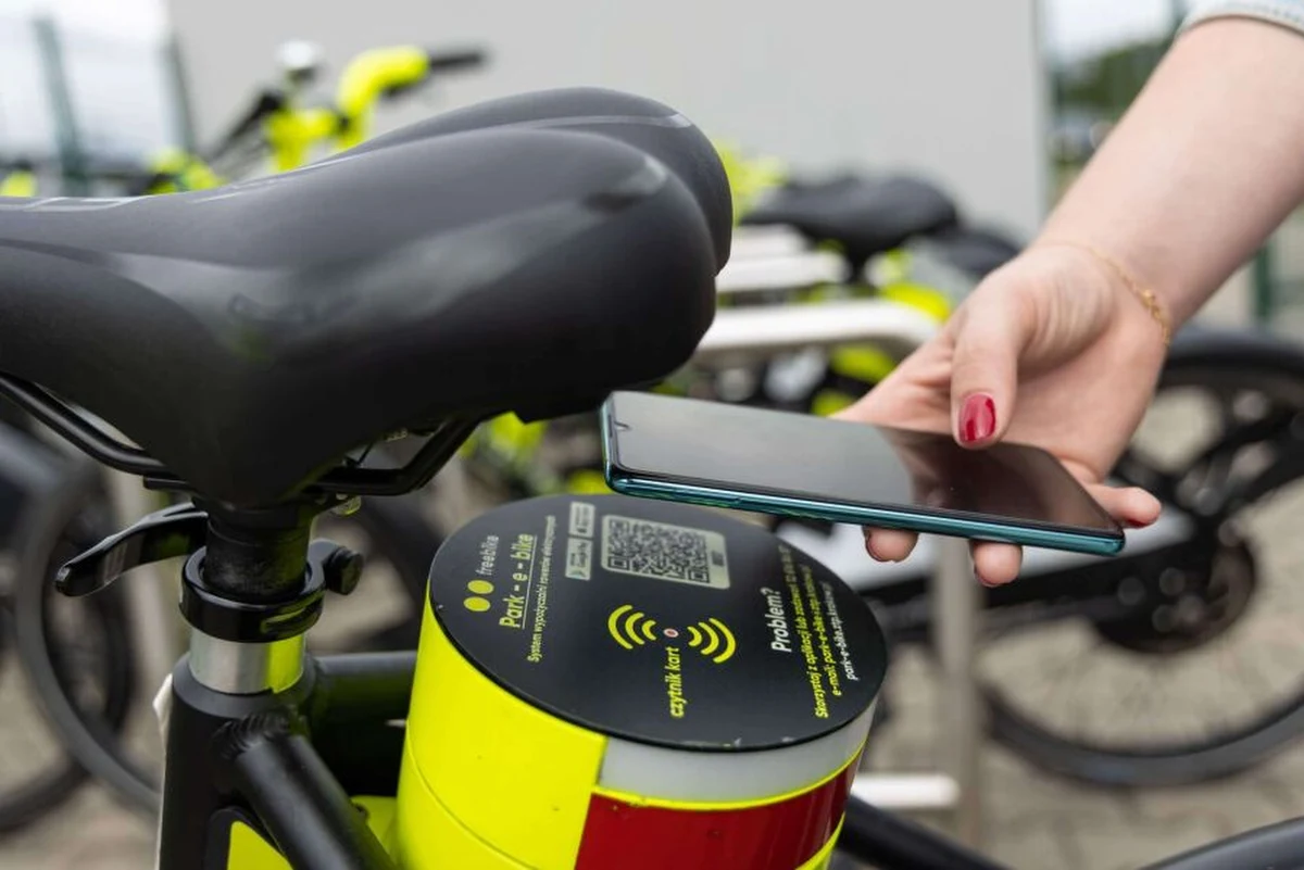 Od czwartku przywrócona zostanie bezpłatna miejska wypożyczalnia rowerów elektrycznych Park-e-Bike w Krakowie. System został zawieszony pod koniec kwietnia z powodu aktów wandalizmu. Aby skorzystać z wypożyczalni będzie trzeba ponownie zweryfikować tożsamość.
