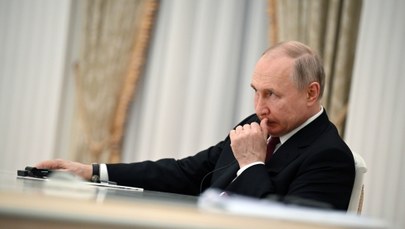 Putin przy mapie. Jest na niej Rosja i Polska, nie ma Ukrainy