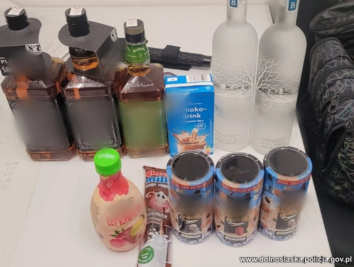 Dwóch chłopców w wieku 10 i 16 lat zostało złapanych na kradzieży alkoholu w Ząbkowicach Śląskich. To kolejne wykroczenie z udziałem osób niepełnoletnich. Miesiąc temu głośno było o nietrzeźwym 12-latku, który swoją przygodę z alkoholem zakończył w szpitalu