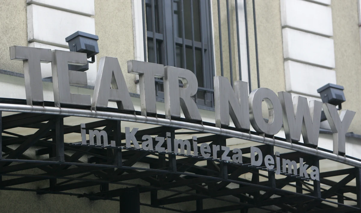 Sceniczna adaptacja książki Jacka Hołuba "Beze mnie jesteś nikim. Przemoc w polskich domach" po raz pierwszy pokazana zostanie w czwartek na Małej Scenie Teatru Nowego w Łodzi. "To nie jest spektakl o przemocy; ma on informować i zapobiegać" - zapewniła reżyserka Agata Biziuk.