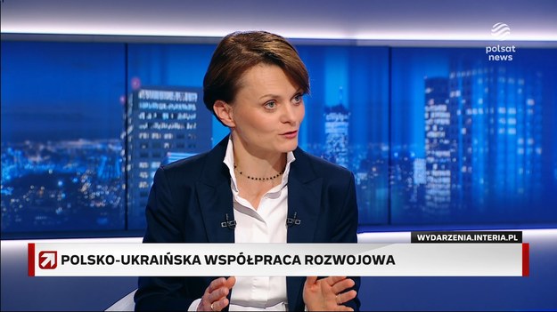 Jadwiga Emilewicz powiedziała, że Polska liczy na to, że nasi przedsiębiorcy będą mieli mniej problemów podczas rozwijania swojej działalności na Ukrainie niż inni obcokrajowcy.- Gwarancji nie mamy, natomiast mamy deklarację międzyrządową podpisaną między ministrem Waldemarem Budą a wicepremierem Ołeksandrem Kubrakowem dwa miesiące temu, która wskazuje na porozumienie i otwartość na polskich przedsiębiorców i firm na Ukrainie - wyjaśniła.- Mamy jedną preferencję, której nie ma żaden inny kraj, nawet dużo bogatszy od nas Niemcy, czy Stany Zjednoczone - największym miejscem tranzytowym, przez który będzie przetaczać się pomoc, inwestycje, które będą szły na Ukrainę - będzie Polska - dodała w rozmowie z Bogdanem Rymanowskim.Polityk wyraziła nadzieję, że część Polski południowo-wschodniej, ma szansę stać się potężnym centrum spedycyjno-logistycznym, które będzie służyło odbudowie Ukrainy. - I które, mam nadzieję, wybudują polscy przedsiębiorcy - powiedziała w rozmowie z Bogdanem Rymanowskim.