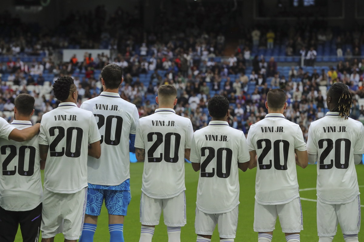 Przed środowym spotkaniem z Rayo Vallecano piłkarze Realu Madryt i kibice na stadionie Bernabeu wsparli brazylijskiego napastnika tego klubu Viniciusa Juniora, który w niedzielę stał się obiektem rasistowskiego zachowania podczas meczu w Walencji.