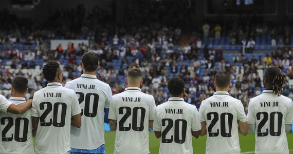 Przed środowym spotkaniem z Rayo Vallecano piłkarze Realu Madryt i kibice na stadionie Bernabeu wsparli brazylijskiego napastnika tego klubu Viniciusa Juniora, który w niedzielę stał się obiektem rasistowskiego zachowania podczas meczu w Walencji.