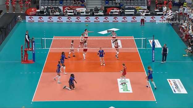 
Bardzo dobry debiut w pierwszej reprezentacji Polski zaliczyła Joanna Pacak. W trzecim secie meczu z Francuzkami zawodniczka #VolleyWrocław straszyła rywalki zagrywką. Po jej serwisie Biało-Czerwone zdobyły trzy punkty z rzędu, w tym jeden po asie serwisowym Pacak!