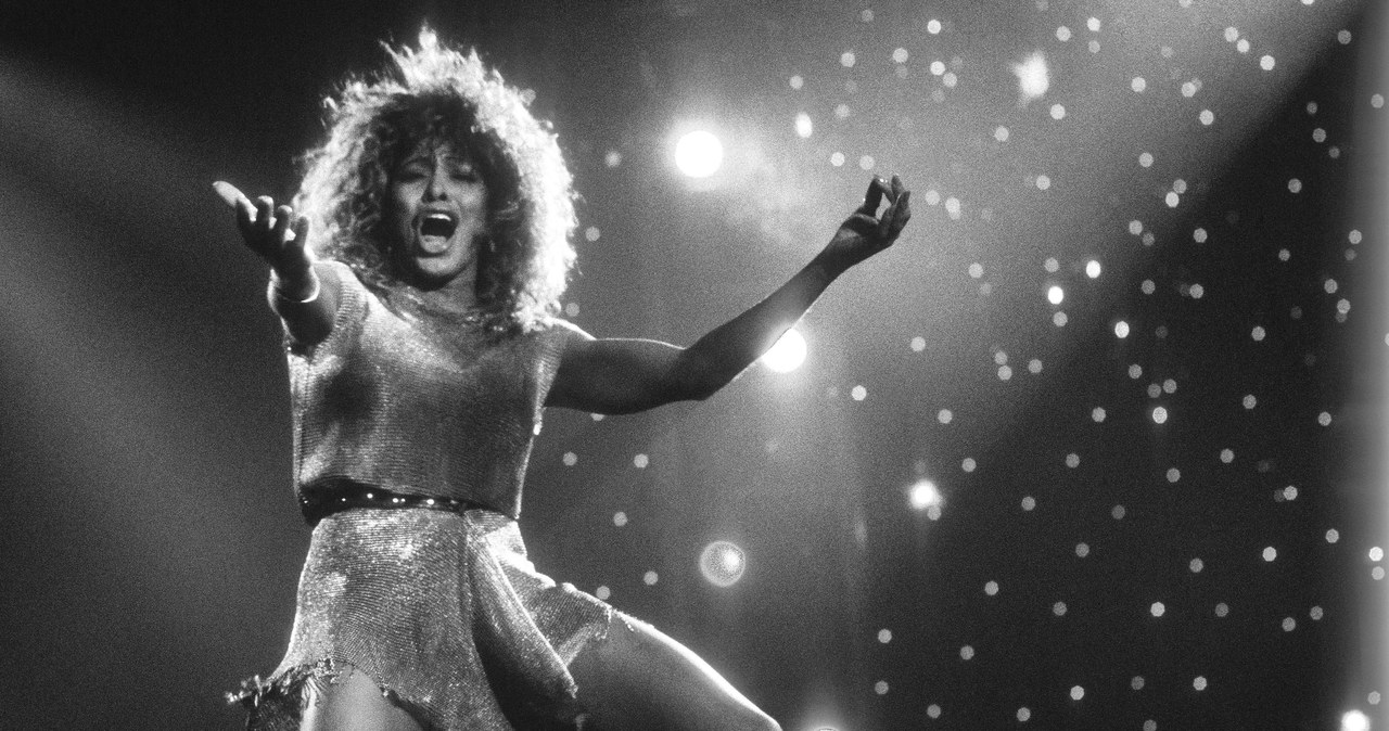 Tina Turner nie żyje. Legendarna wokalistka zmarła po długiej chorobie w wieku 83 lat. Jedna z najbardziej cenionych i najwybitniejszych wokalistek w historii muzyki zostawiła po sobie wiele przebojów. Przypominamy te najważniejsze.