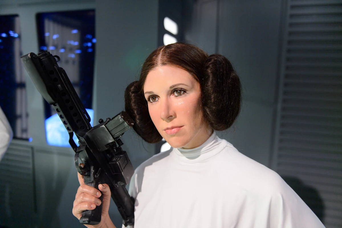 ​Biała suknia księżniczki Lei z "Gwiezdnych Wojen", młotek, dzięki któremu Andy Dufresne uciekł z więzienia w "Skazanych na Shawshank", okulary Harrego Pottera i motocykl Batmana z "Mrocznego Rycerza" są wystawione na sprzedaż - poinformował portal Hollywood Reporter.