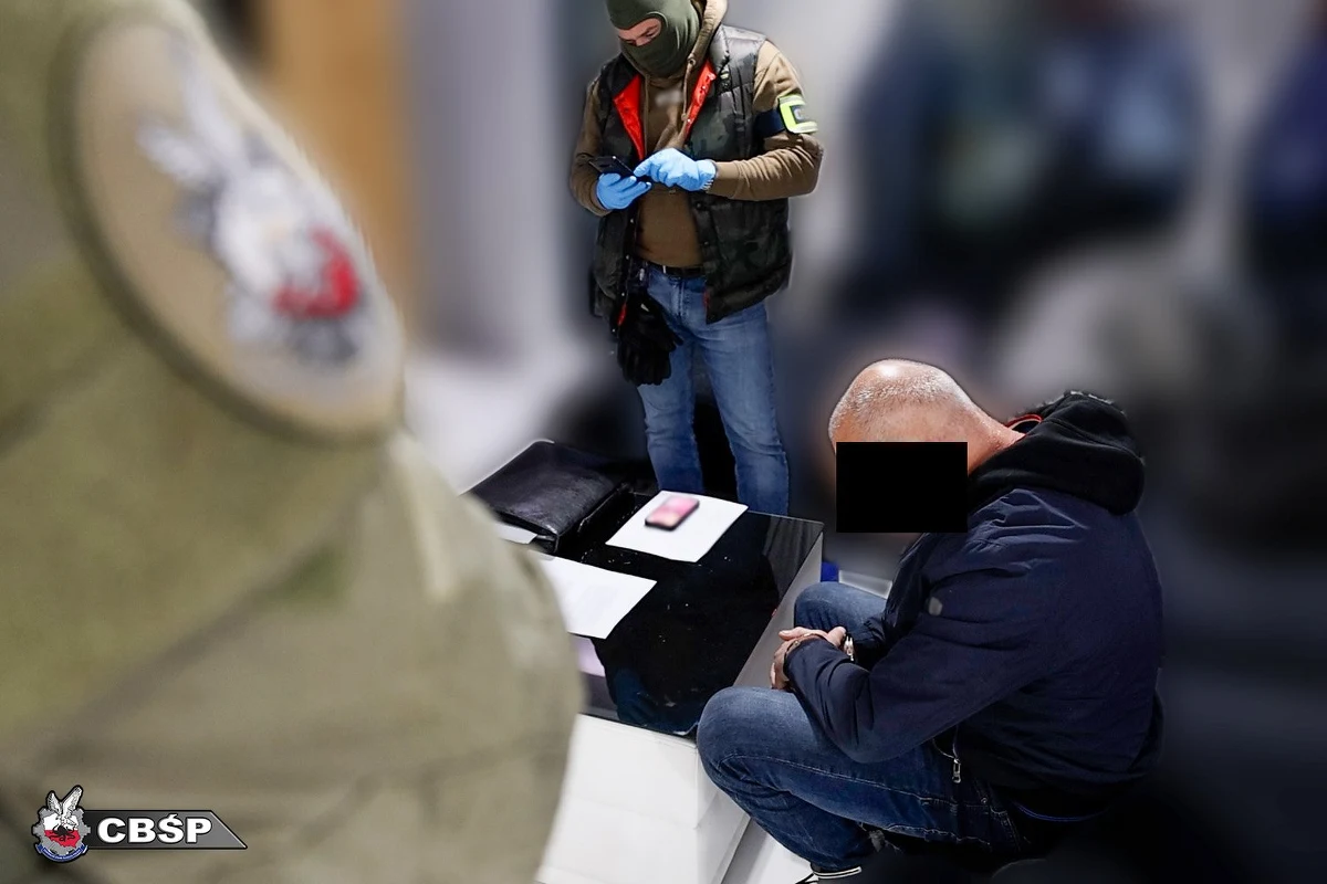 CBŚP wspólnie z stołecznymi policjantami zatrzymało 11 osób, z czego 6 jest podejrzanych o udział w gangu, którego członkowie kradli japońskie, koreańskie i niemieckie samochody. Podczas akcji policjanci znaleźli m.in. 2 zagłuszarki GPS, podzespoły i części samochodowe oraz siedem aut wartych ponad 600 tysięcy złotych.