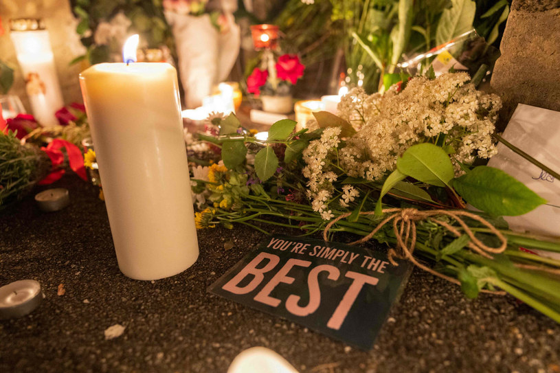 Przed domem zmarłej w środę piosenkarki Tiny Turner w miejscowości Kuesnacht pod Zurychem, wielbiciele jej talentu składają kwiaty i zapalają znicze - poinformowały późnym wieczorem szwajcarskie media.