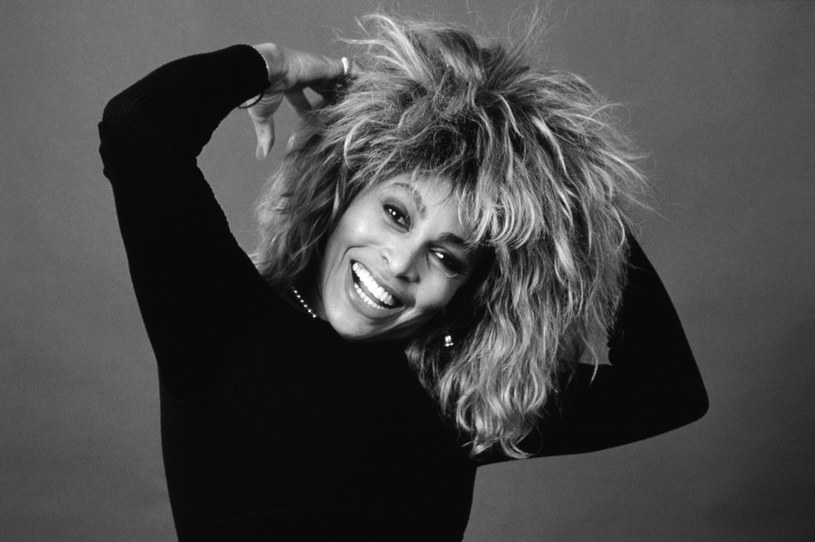 Tina Turner, nazywana powszechnie "Królową rock and rolla", zmarła 24 maja w swym domu Kusnacht w Szwajcarii, nad Jeziorem Zuryskim, po długiej i ciężkiej chorobie - poinformował jej menedżer. Wokalistka sprzedała ponad 150 mln płyt na całym świecie i zdobyła 12 nagród Grammy. Nagrała kultową piosenkę do filmu z serii o Jamesie Bondzie "Goldeneye".