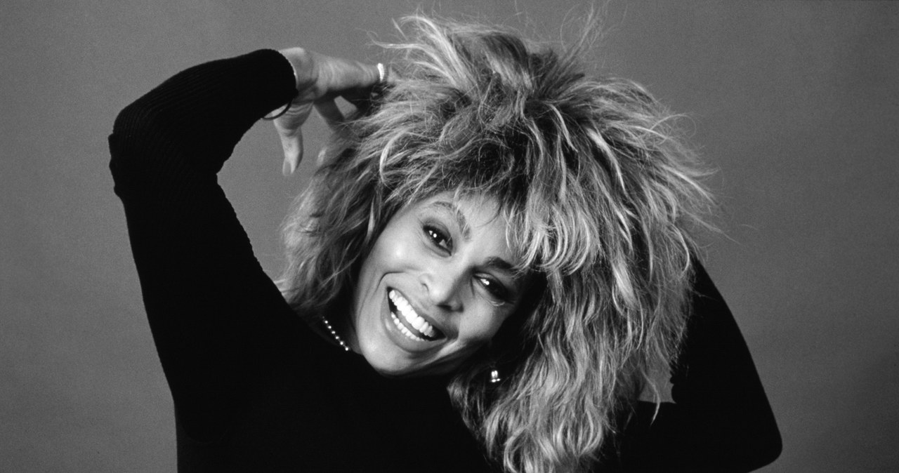 Tina Turner, nazywana powszechnie "Królową rock and rolla", zmarła 24 maja w swym domu Kusnacht w Szwajcarii, nad Jeziorem Zuryskim, po długiej i ciężkiej chorobie - poinformował jej menedżer. Wokalistka sprzedała ponad 150 mln płyt na całym świecie i zdobyła 12 nagród Grammy. Nagrała kultową piosenkę do filmu z serii o Jamesie Bondzie "Goldeneye".