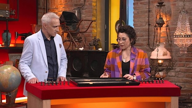 Pierwsza uczestniczka pani Karolina przywiozła do programu szachy i jednocześnie backgammon, pochodzące z Hanoi. Jest to bardzo ozdobny wietnamski zestaw gier 3-w-1, który został wyprodukowany na eksport w latach 70. Kaseta jest drewniana i pokryta laką, oraz ręcznie zdobiona motywami inspirowanymi sztuką japońską. O historii tej konkretnej gry, różnicach między kością słoniową a bawolą, symbolice dekoracji, oraz o wartości rynkowej zestawu opowiada Kora Tea Kowalska, archeolożka i kulturoznawczyni, oraz wykładowczyni historii sztuki, ekspertka teorii i praktyki kolekcjonerstwa, współpracująca od lat z instytucjami kultury. Kolejnym gościem jest pan Marek, do którego należy flakon „Panna Młoda” z lat 70. z Krakowskiego Instytutu Szkła. Projektantem wazonu jest prof. Jerzy Słuczan-Orkusz i powstały one w rozmaitych barwach, na dodatek miały być przedmiotem użytku codziennego, a nie tylko spełniać funkcję dekoracyjną szkła artystycznego. Więcej tajemnic zdradza Maciej Szymaniak, historyk sztuki, kolekcjoner, znawca designu i malarstwa, jak również rzemieślnik artysta i renowator mebli. Obraz odziedziczony po babci to skarb, z którym pan Jakub zawitał do studia Czwórki. Malowidło pędzla pochodzącej z Wrocławia malarki Małgorzaty Młodnickiej przedstawia martwą naturę z kwiatami i zostało namalowane z użyciem farb olejnych na płótnie. Michał Niesiołowski, antykwariusz z 28-letnim stażem wycenia i ocenia styl, kompozycję i stan zachowania dzieła. Jako ostatni na licytacji pojawia się pan Dawid. Należą do niego srebrne łyżeczki i łopatka do tortu, które kupił na wyprzedaży garażowej w Norwegii. Zestaw jest skompletowany z różnych elementów, które pochodzą z różnych miejsc i okresów. O datowaniu, użytych materiałach i wartości nietypowego zestawu mówi Urszula Prus - ekspertka, członek Stowarzyszenia Rzeczoznawców Jubilerskich i biegły sądowym z zakresu wyceny biżuterii i kamieni szlachetnych.