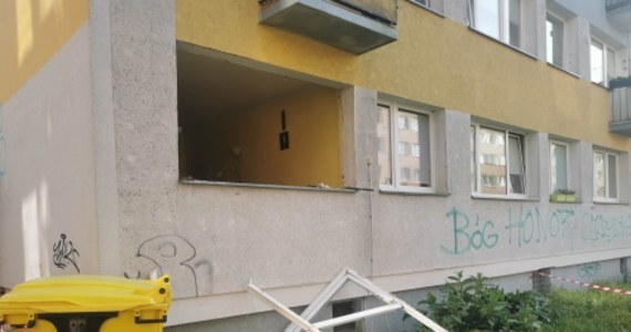 ​Eksplozja postawiła na nogi o świcie strażaków w Kołobrzegu. Wybuch na parterze bloku przy ul. Grochowskiej był tak silny, że wyrwało okno z framugą. Jak się okazało, eksplodował... suchy szampon.