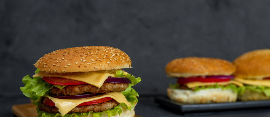 Główny Inspektorat Sanitarny wydał w środę ostrzeżenie przed jedną partią hamburgerów wieprzowych. W mięsie wykryto bardzo groźną dla zdrowia bakterię. Producent uruchomił już odpowiednie procedury, a GIS nakazał wycofanie produktu ze sklepu.