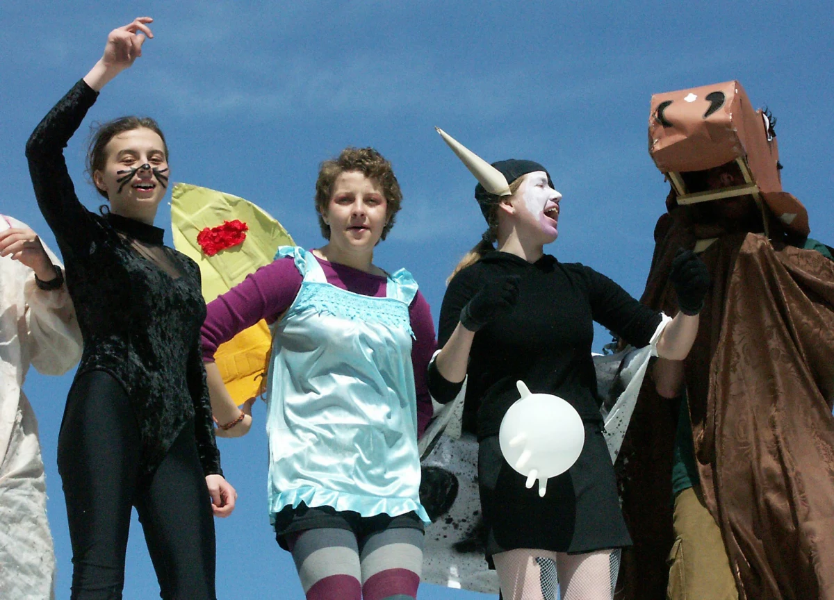 W Olsztynie rozpoczyna się Kortowiada, czyli największe święto studentów Uniwersytetu Warmińsko-Mazurskiego. W najbliższych dniach zmieni się funkcjonowanie komunikacji miejskiej, a dziś będą utrudnienia m.in. na ul. Warszawskiej, którą przejdzie kolorowa parada studentów.