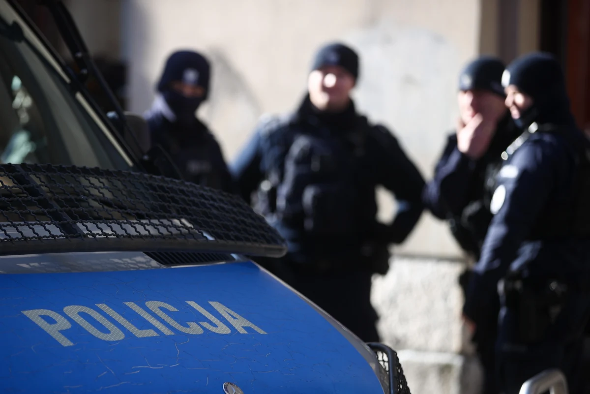 24-letni mężczyzna stracił przytomność i zmarł w trakcie policyjnej interwencji przy ul. Wierzbowej w Białymstoku. Funkcjonariusze przyjechali tam po informacji, że ktoś biega po jezdni, wbiega między samochody i próbuje do nich wsiadać - poinformował rzecznik podlaskiej policji Tomasz Krupa. Wszczęto śledztwo w tej sprawie.