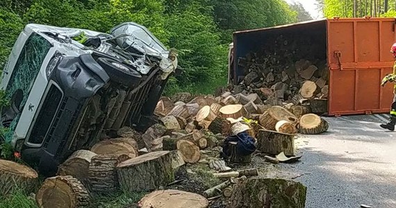 7 osób zostało poszkodowanych w wypadku na drodze wojewódzkiej nr 175 za Konotopem w kierunku Kalisza Pomorskiego. To województwo zachodniopomorskie. Trzy osoby zostały przewiezione do szpitala.