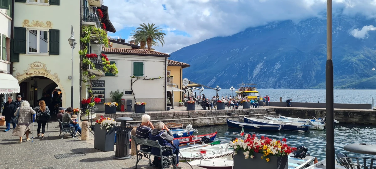 Kiedyś miasteczko nad jeziorem Garda słynące z uprawy cytrusów, choć nie od tego wzięła się nazwa Limone. Dziś to chętnie odwiedzany kurort, który jednak pamięta o swojej rolniczej, cytrusowej przeszłości, którą zainicjowali Wenecjanie. Zapraszam na krótki spacer uliczkami Limone sul Garda.