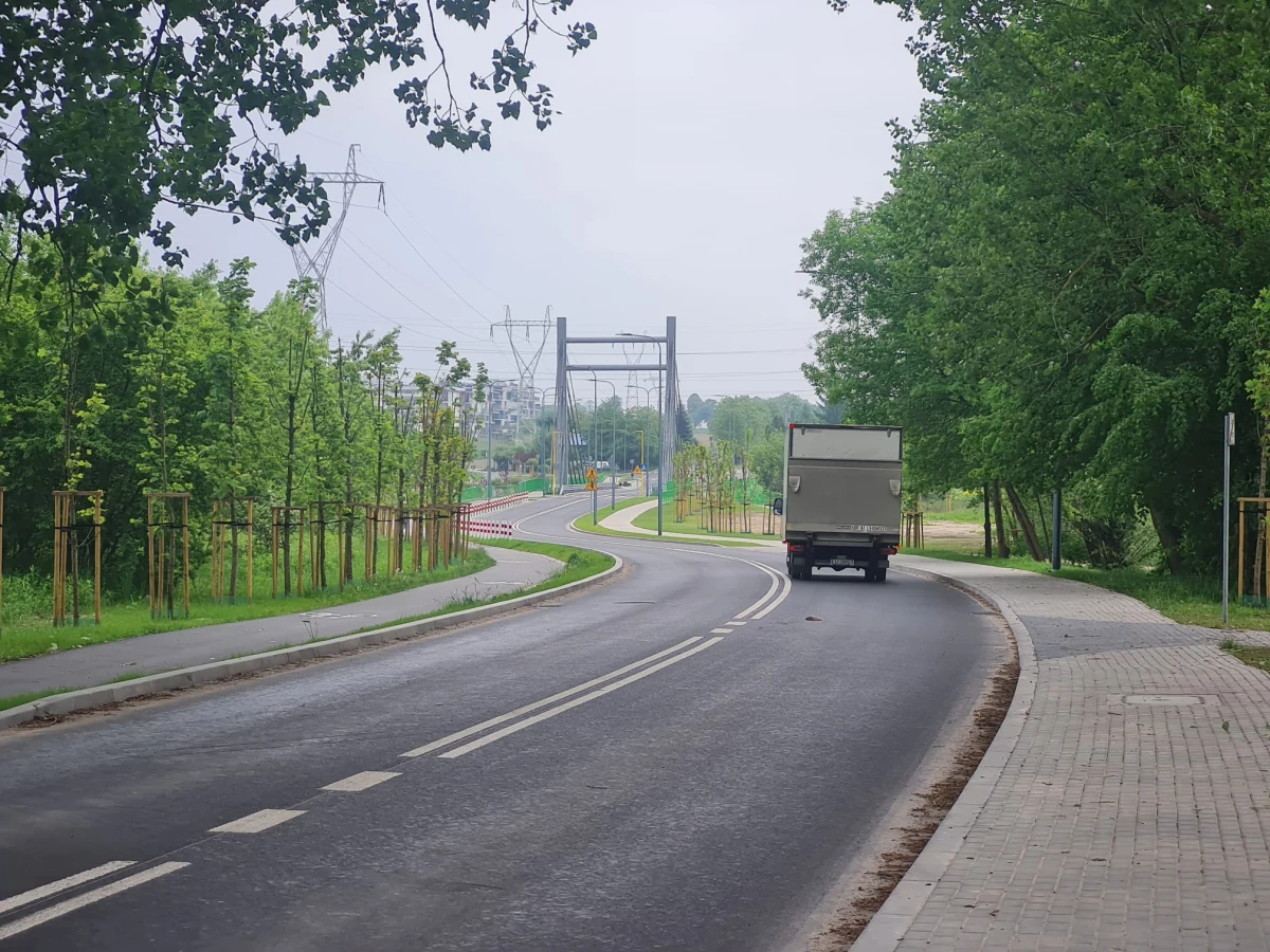 Kierowcy, rowerzyści i piesi mogą się od czwartku poruszać nowym mostem nad rzeką Bystrzycą w ciągu ul. Żeglarskiej, który został wybudowany na miejscu starej przeprawy – poinformował Urząd Miasta Lublin.
