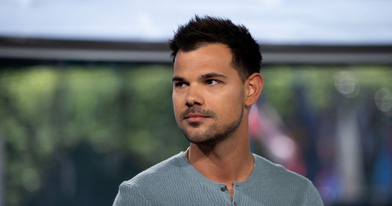 Taylor Lautner opublikował w mediach społecznościowych nagranie, w którym opowiedział o swoich doświadczeniach z internetowym hejtem. Wyznał w nim, że od pewnego czasu, z troski o własne zdrowie psychiczne, nie czyta opinii internautów na swój temat. Korzystając z okazji zaapelował on do odbiorców, by nie przywiązywali zbyt dużej wagi do tego, co sądzą o nich inni. "Gdy skupiasz się na tym, co ważne, takie rzeczy cię nie obchodzą" - podkreślił aktor.