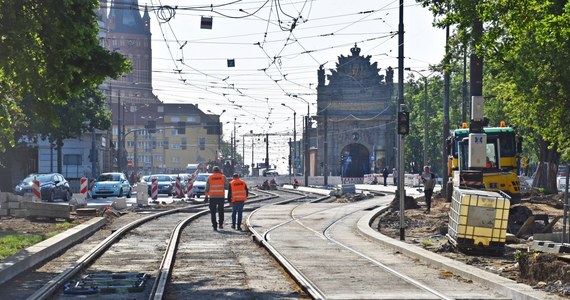 Tramwaje wracają na plac Zwycięstwa w Szczecinie. Dobiegł końca ważny etap prac na remontowanym torowisku. Od soboty wraca stały rozkład jazdy komunikacji miejskiej.