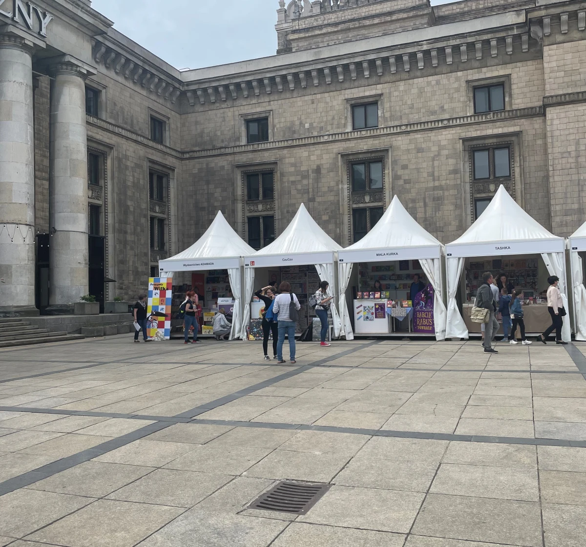 500 wystawców, ponad 1000 zaproszonych pisarzy, 800 zaplanowanych wydarzeń - tak zapowiadają się Międzynarodowe Targi Książki w Warszawie. Wydarzenie rusza dzisiaj w warszawskim PKiN. Gościem honorowym imprezy będą w tym roku wydawcy ukraińscy.