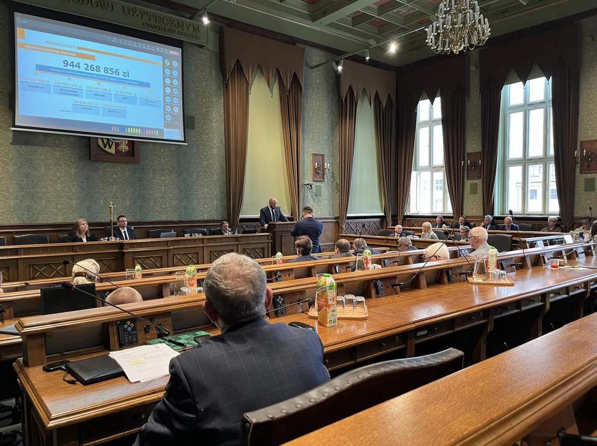 ​Dziś sesja Rady Miejskiej Wrocławia. Radni podejmą decyzję w sprawie sprzedaży akcji piłkarskiego Śląska. Uchwała ma umożliwić ogłoszenie przetargu, do którego będą mogli zgłosić się zainteresowani kupnem. Obecnie właścicielem drużyny jest miasto.