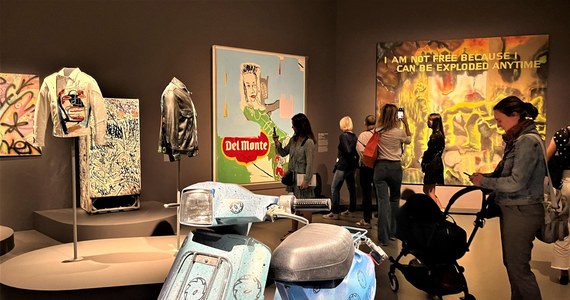 Rekordy popularności bije głośna paryska wystawa twórczości sławnego amerykańskiego artysty - króla pop-artu Andy'ego Warhola! Jest ona tym ciekawsza, że można na niej zobaczyć blisko sto dzieł, które stworzył on wspólnie z innym kultowym nowojorskim malarzem i muzykiem - byłym partnerem piosenkarki Madonny - Jean-Michelem Basquiatem.