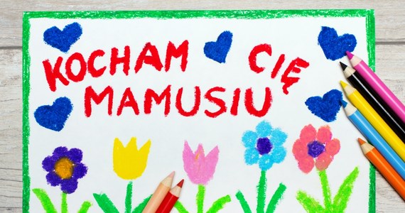W przeddzień Dnia Matki dolnośląski oddział Narodowego Funduszu Zdrowia zorganizował akcję "Kocham Cię Mamo". Przedszkolaki kolorowały laurki, do których są dołączone zaproszenia na badania cytologiczne. Dzieci dadzą je swoim mamom.

