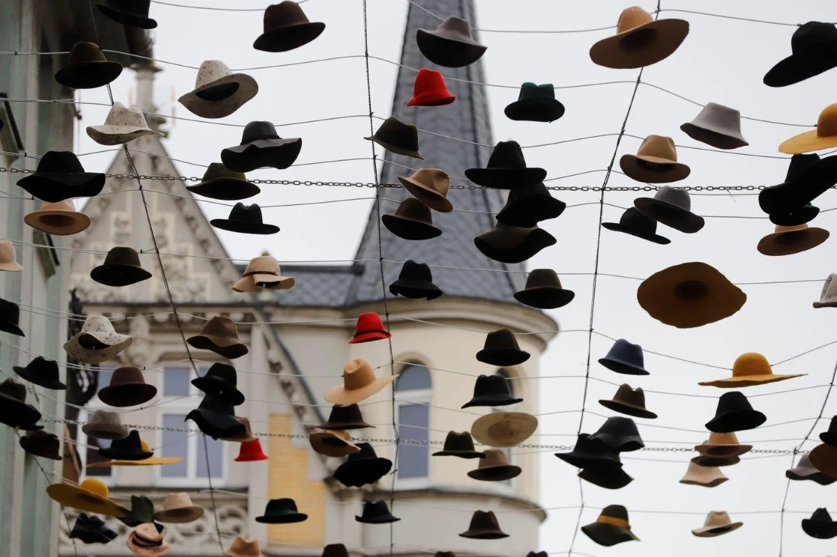 Ponad 600 kolorowych kapeluszy zostało zawieszonych nad ulicą Bankową w Pszczynie. Instalacja będzie eksponowana do jesieni.