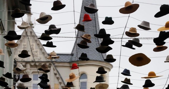 Ponad 600 kolorowych kapeluszy zostało zawieszonych nad ulicą Bankową w Pszczynie. Instalacja będzie eksponowana do jesieni.