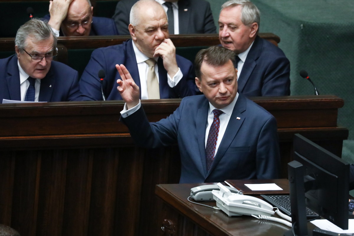 "Nie" dla robienia happeningów w Sejmie; posłowie PO zapowiedzieli złożenie wniosku o moją dymisję przed wysłuchaniem wyjaśnień; w związku z tym zdecydowałem poinformować komisję, że nie przedstawię wyjaśnień na posiedzeniu - przekazał szef MON Mariusz Błaszczak.