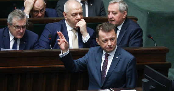 "Nie" dla robienia happeningów w Sejmie; posłowie PO zapowiedzieli złożenie wniosku o moją dymisję przed wysłuchaniem wyjaśnień; w związku z tym zdecydowałem poinformować komisję, że nie przedstawię wyjaśnień na posiedzeniu - przekazał szef MON Mariusz Błaszczak.
