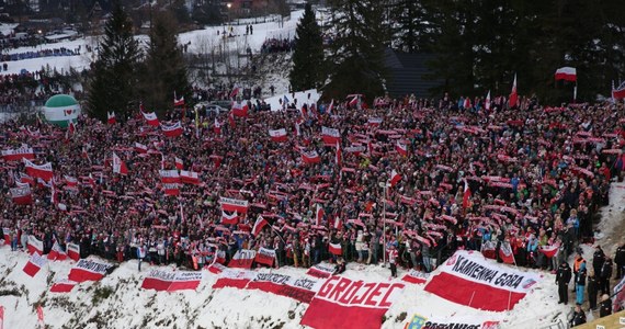 Międzynarodowa Federacja Narciarska zatwierdziła kalendarz Pucharu Świata 2023/24 w skokach narciarskich. Rywalizacja rozpocznie się 25 listopada w Ruce, a zakończy w Planicy 24 marca 2024. Po raz pierwszy przeprowadzony zostanie Polish Tour na obiektach w Wiśle, Szczyrku i Zakopanem.