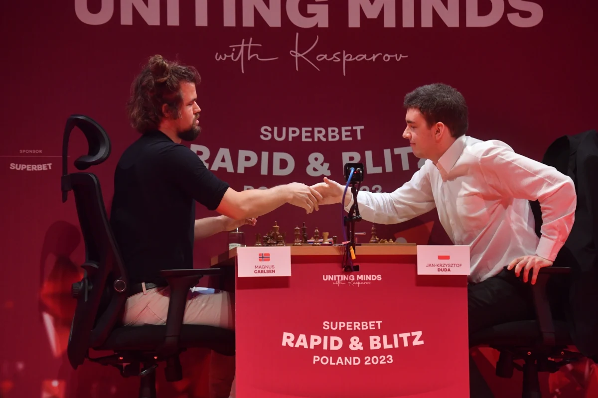 Chociaż Jan Krzysztof Duda długo liderował w warszawskim turnieju z cyklu Grand Chess Tour, na końcu musiał uznać wyższość Magnusa Carlsena. Norweg zgromadził 24 punkty i w końcowej klasyfikacji wyprzedził Polaka o punkt. Kolejny z naszych reprezentantów - Radosław Wojtaszek uplasował się na 7. miejscu.