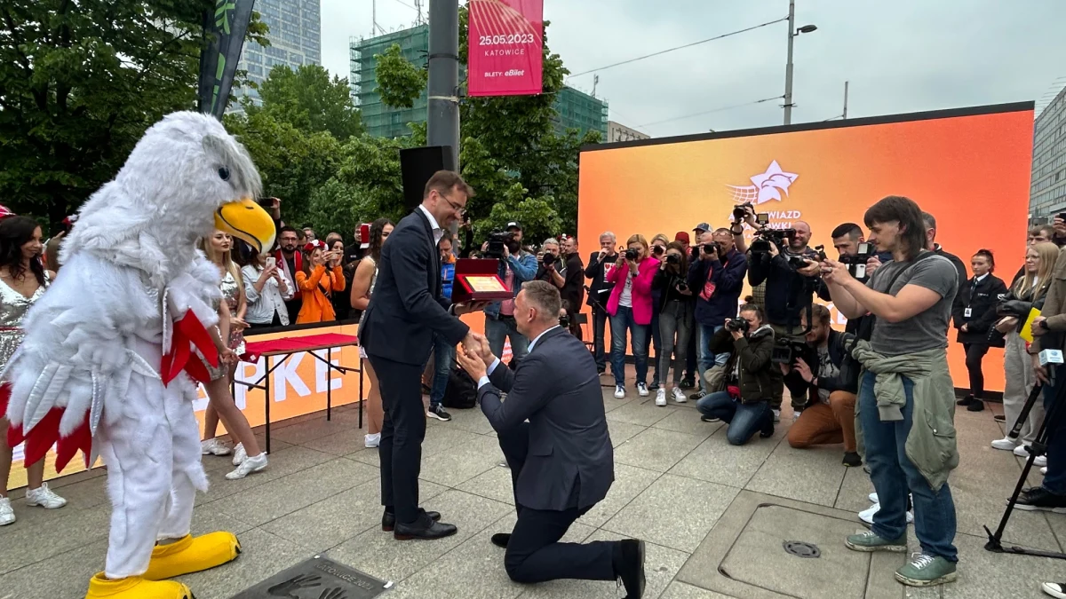 "Proszę szykować więcej miejsca w alei, a my się postaramy o jej wypełnienie" - powiedział prezes PZPS Sebastian Świderski podczas uroczystości w Katowicach. Aleja Gwiazd Siatkówki w pobliżu Spodka wzbogaciła się o odciski kolejnych siatkarskich dłoni. 