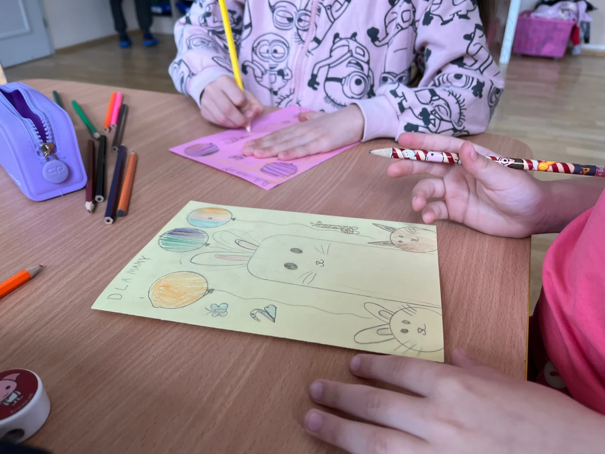 W kalendarzu dziś ważna data. 26 maja to Dzień Matki. Mamy dostają od swych najmłodszych pociech kolorowe laurki z życzeniami. Mali artyści z Przedszkola numer 104 we Wrocławiu puścili wodze fantazji. Jakie są ich mamy, czego dzieci im życzą i co dla nich narysowały?