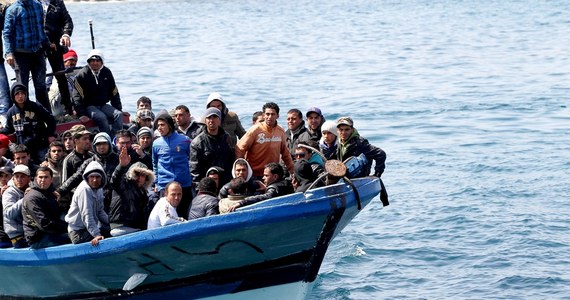 ​"Nikt nie mówi o obowiązkowej relokacji imigrantów" - zapewnia w przesłanym RMF FM oświadczeniu rzeczniczka Komisji Europejskiej Anitta Hipper. Zaznacza jednak, że "solidarność musi być zapewniona". Chodzi o nową propozycję reformy azylowo-migracyjnej, która ma rozwiązać problem takich krajów jak Grecja czy Malta, gdzie przybywają głównie imigranci z Afryki.