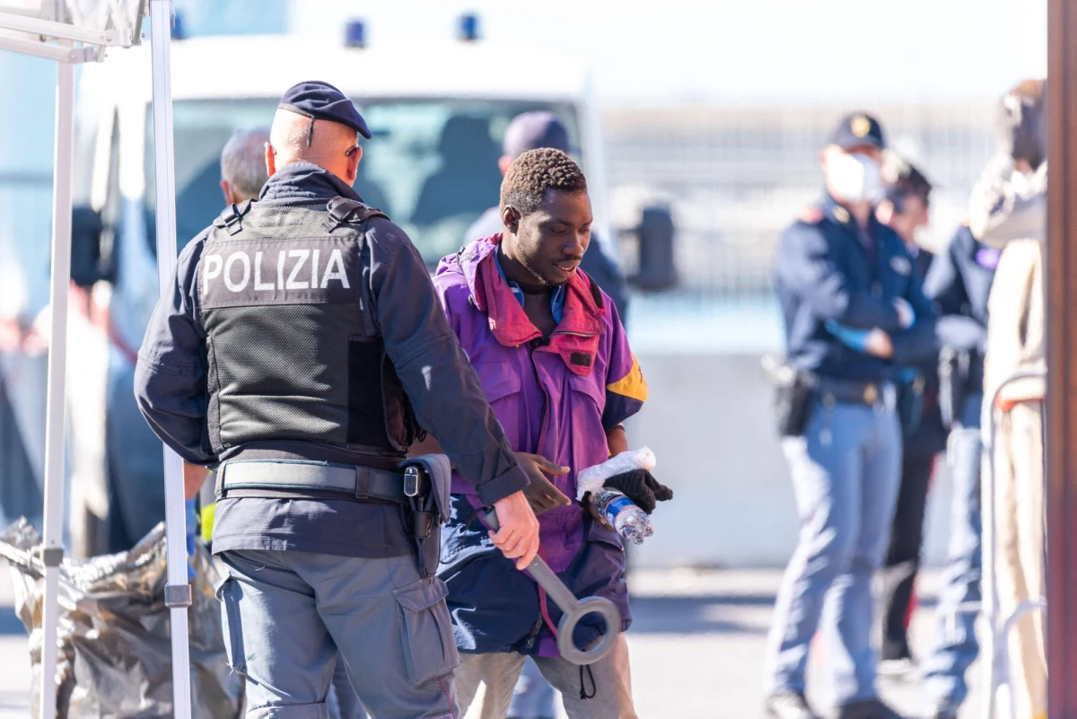 Dzisiaj po raz pierwszy ambasadorowie UE będą formalnie dyskutować o nowej propozycji reformy systemu migracyjnego i azylowego UE – ustaliła dziennikarka RMF FM. Chodzi o propozycję "obowiązkowej solidarności", która ma zawierać trzy możliwości wyboru: relokację, wsparcie finansowe lub wsparcie operacyjne. 