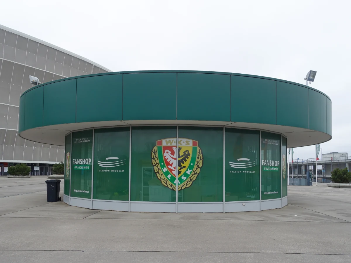 Wrocławscy radni zgodzili się na sprzedaż piłkarskiego klubu Śląsk Wrocław. Miasto chce zbyć co najmniej 51 proc. akcji i nie więcej niż 79,61 proc., zachowując 20 proc. udziałów.

