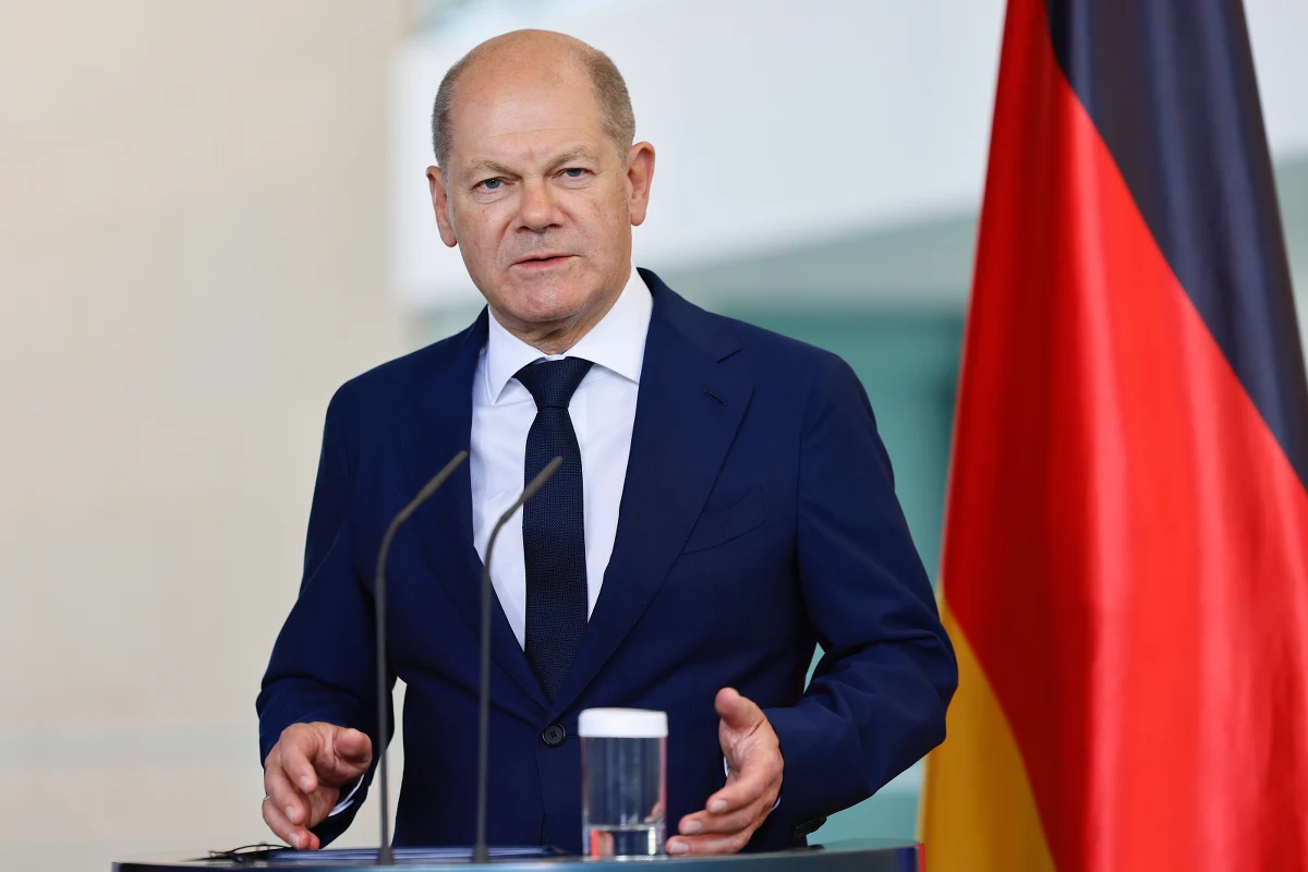 "Jestem gotowy do wznowienia kontaktu z Władimirem Putinem, kiedy nadejdzie odpowiedni moment" - zadeklarował Olaf Scholz w wywiadzie z dziennikiem "Kölner Stadt-Anzeiger". Kanclerz Niemiec podkreślił równocześnie, że jego celem jest aktywne wspieranie Ukrainy i osiągnięcie sprawiedliwego pokoju po wycofaniu się Rosjan z tego kraju.