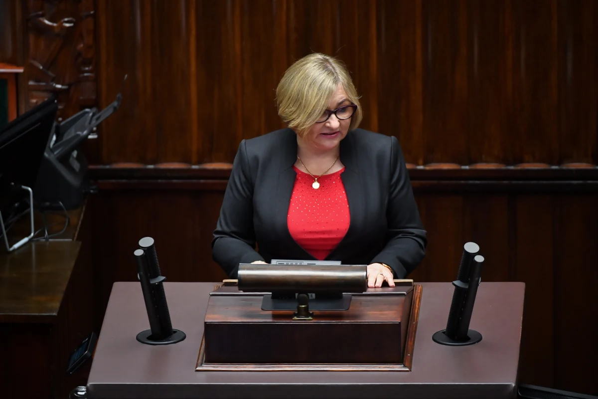 „Składamy wniosek do Komisji Etyki na posłankę Barbarę Bartuś za jej skandaliczne słowa na temat metody in vitro” - zapowiedziała posłanka Lewicy Agnieszka Dziemianowicz-Bąk. To reakcja na słowa posłanki PiS, które padły podczas wczorajszej dyskusji w Sejmie nt. sytuacji kobiet. Parlamentarzystka stwierdziła, że in vitro to produkcja człowieka. Dziś Bartuś tłumaczyła się w Sejmie ze swojej wypowiedzi. 