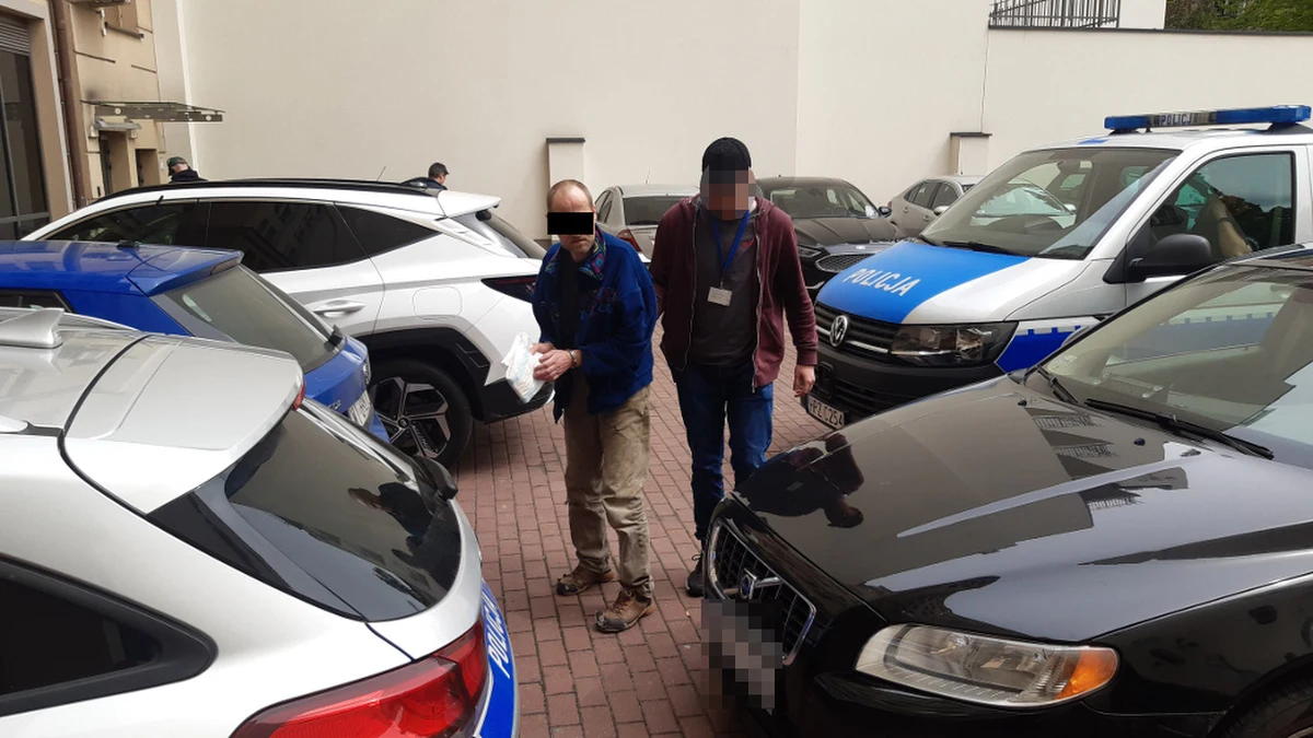 Policjanci z warszawskiego Śródmieścia zatrzymali mężczyznę podejrzanego o usiłowanie zabójstwa swojej 85-letniej matki. Syn kobiety podpalił jeden z pokoi, w którym przebywała.  Staruszka uratowała się tylko dzięki temu, że uciekła na balkon. 